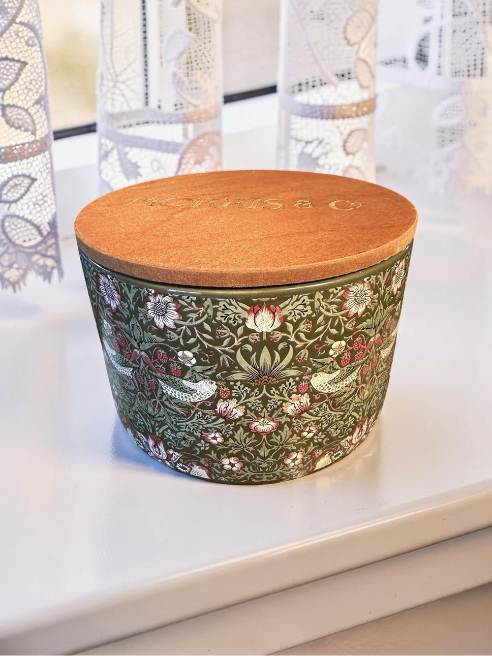 Morris & Co. NWT Strawberry Thief 20 Oz Chestnut Scented Glass Jar Candle & Lid